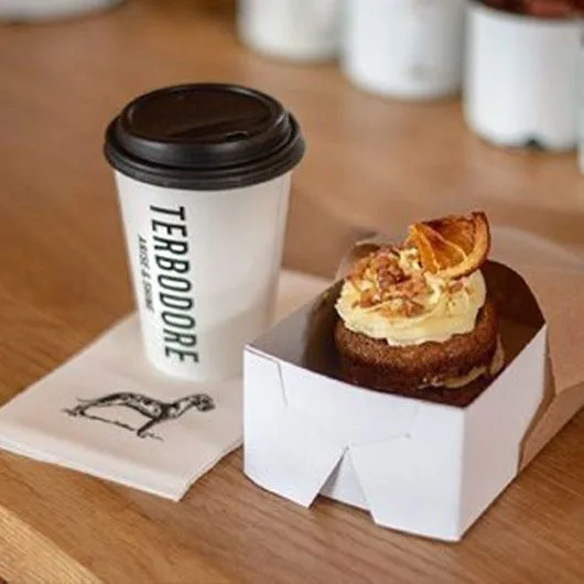 Terbodore Coffee takeaway cup with Great Dane Serviettes and a box with a cake