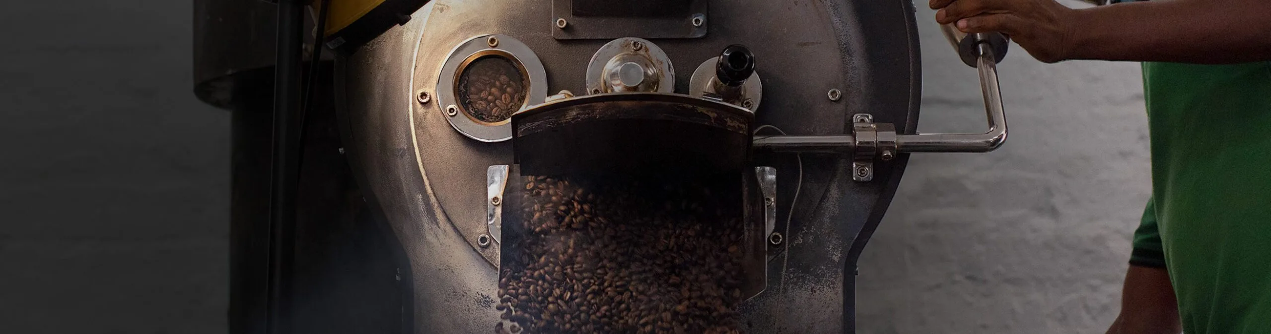 Man grinding coffee with a coffee machine Terbodore